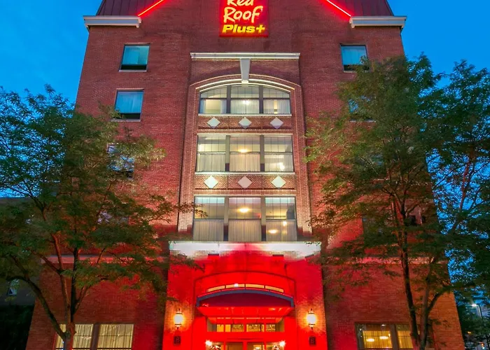 Hotel Red Roof Plus+ Downtown - Convention Center 3*