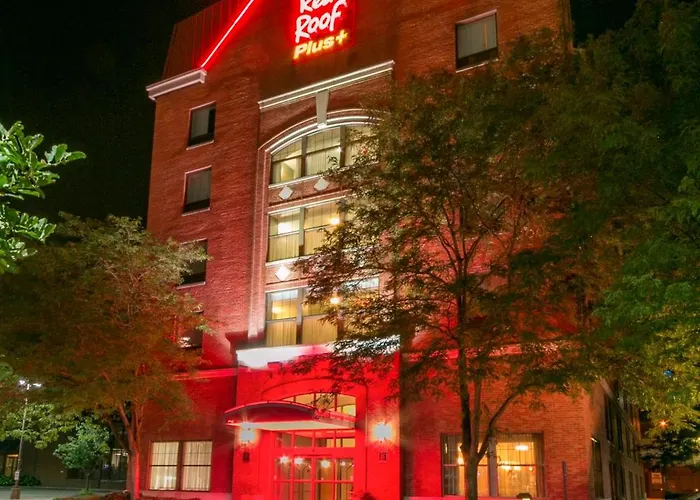 Hotel Red Roof Plus+ Downtown - Convention Center 3*