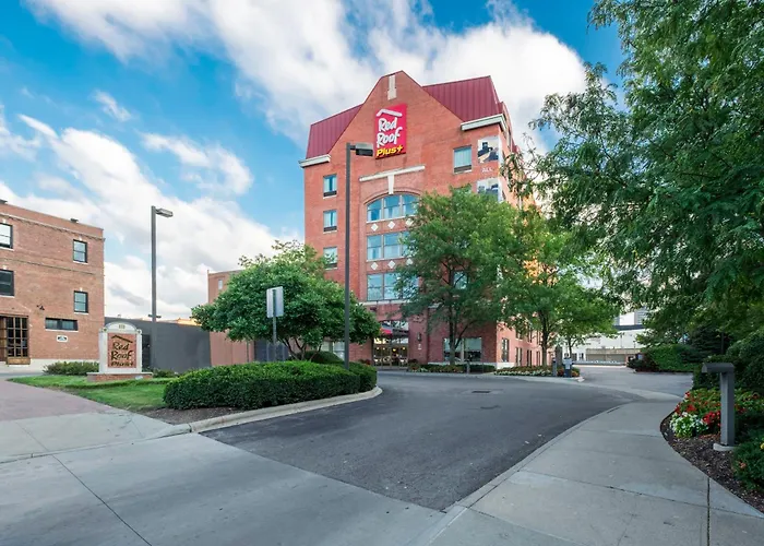 Hotel Red Roof Plus+ Downtown - Convention Center 3*