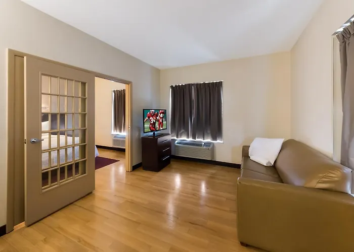 Hotel Red Roof Plus+ Downtown - Convention Center 3*