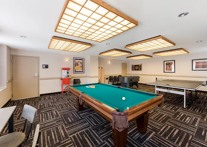 Hotel Red Roof Plus+ Downtown - Convention Center 3*