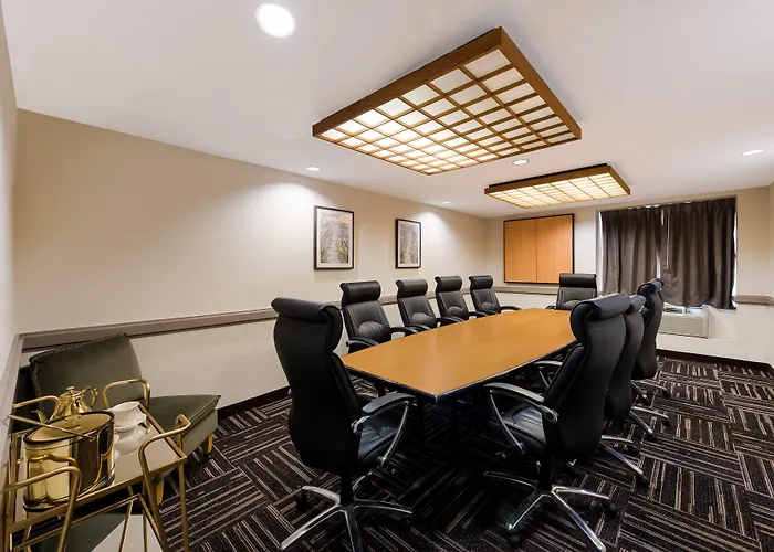Red Roof Plus+ Downtown - Convention Center Hotel 3*