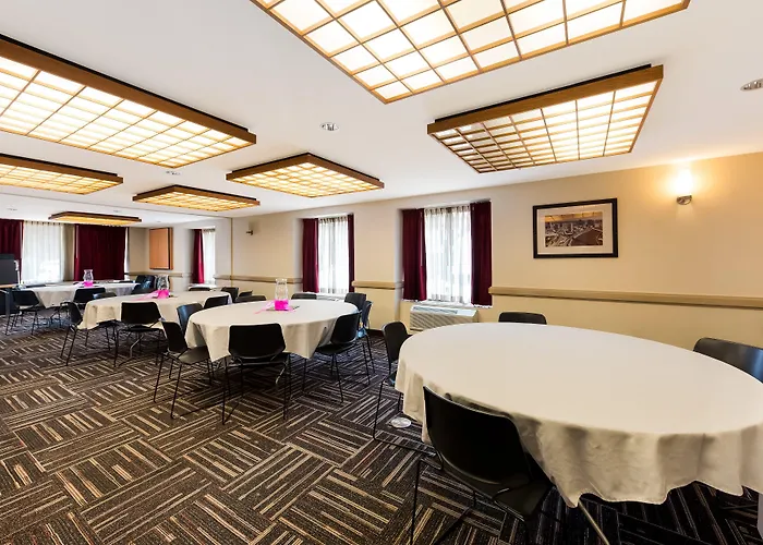 Hotel Red Roof Plus+ Downtown - Convention Center 3*
