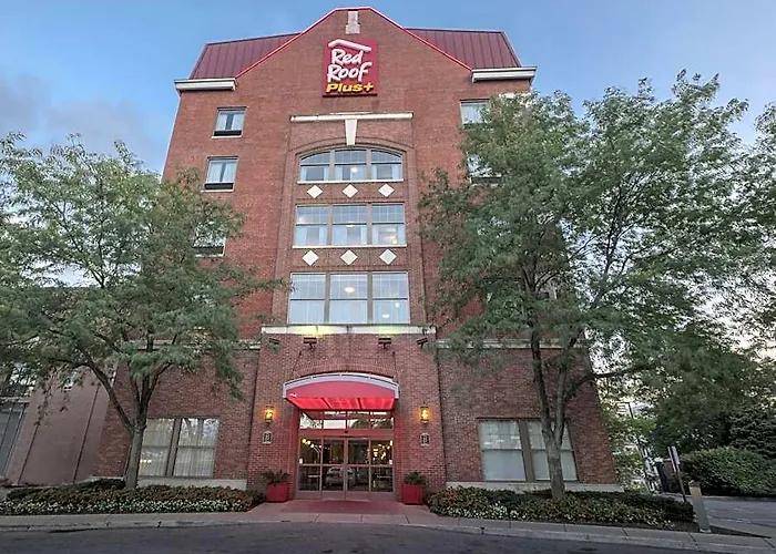 Red Roof Plus+ Downtown - Convention Center 3*