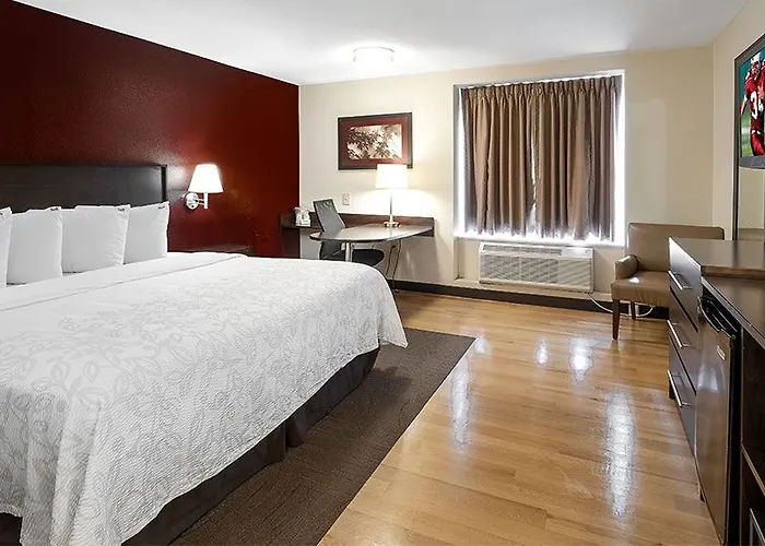Hotel Red Roof Plus+ Downtown - Convention Center 3*