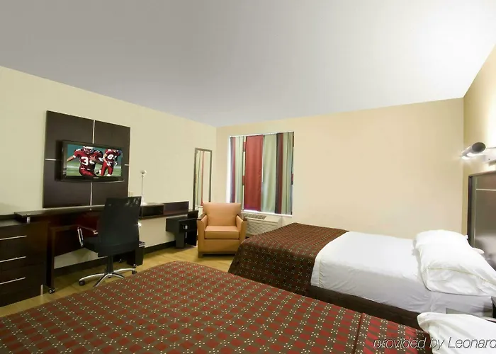 Red Roof Plus+ Downtown - Convention Center 3*