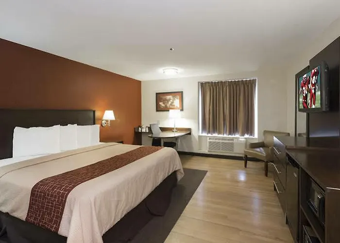 Red Roof Plus+ Downtown - Convention Center Hotel 3*